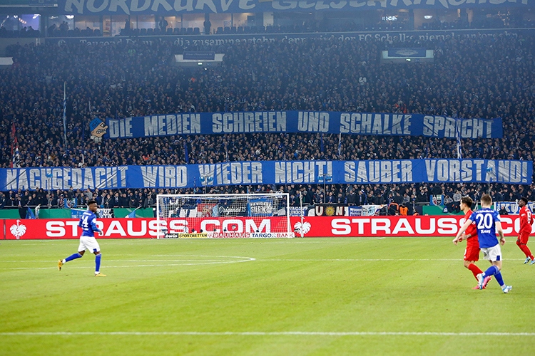 03-03-2020: Voetbal: FC Schalke 04 - Bayern Munchen: GelsenkirchenBundesliga L-R: Fans of Schalke 04